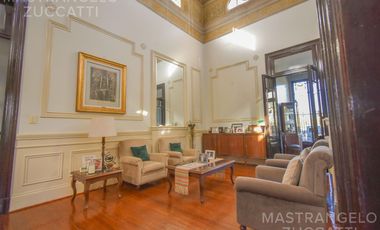 Una Joya de Época con Escalinata de Mármol y Fachada de Ensueño