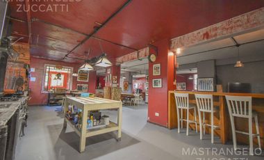 Una Joya de Época con Escalinata de Mármol y Fachada de Ensueño