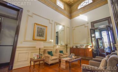 Una Joya de Época con Escalinata de Mármol y Fachada de Ensueño