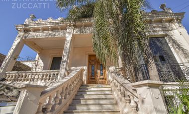 Una Joya de Época con Escalinata de Mármol y Fachada de Ensueño