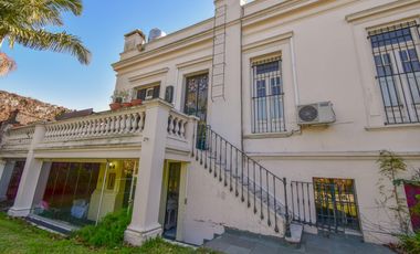 Una Joya de Época con Escalinata de Mármol y Fachada de Ensueño