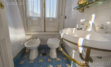 Una Joya de Época con Escalinata de Mármol y Fachada de Ensueño