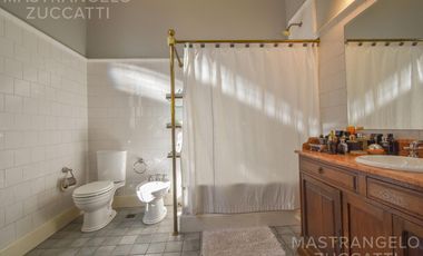 Una Joya de Época con Escalinata de Mármol y Fachada de Ensueño