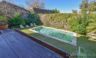 Una Joya de Época con Escalinata de Mármol y Fachada de Ensueño