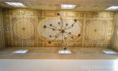 Una Joya de Época con Escalinata de Mármol y Fachada de Ensueño