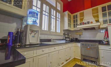 Una Joya de Época con Escalinata de Mármol y Fachada de Ensueño