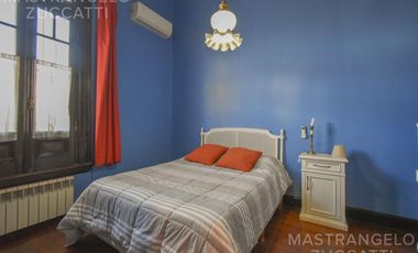 Una Joya de Época con Escalinata de Mármol y Fachada de Ensueño