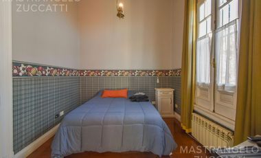 Una Joya de Época con Escalinata de Mármol y Fachada de Ensueño