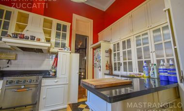 Una Joya de Época con Escalinata de Mármol y Fachada de Ensueño