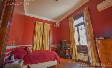 Una Joya de Época con Escalinata de Mármol y Fachada de Ensueño