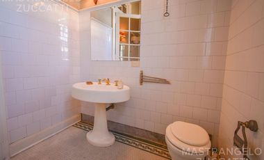 Una Joya de Época con Escalinata de Mármol y Fachada de Ensueño