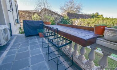 Una Joya de Época con Escalinata de Mármol y Fachada de Ensueño