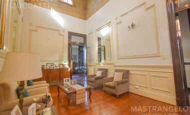 Una Joya de Época con Escalinata de Mármol y Fachada de Ensueño