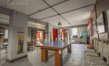 Una Joya de Época con Escalinata de Mármol y Fachada de Ensueño