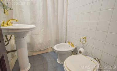 Una Joya de Época con Escalinata de Mármol y Fachada de Ensueño