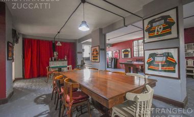 Una Joya de Época con Escalinata de Mármol y Fachada de Ensueño