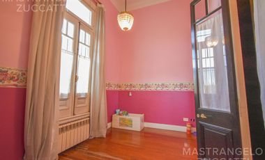 Una Joya de Época con Escalinata de Mármol y Fachada de Ensueño