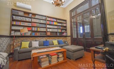 Una Joya de Época con Escalinata de Mármol y Fachada de Ensueño