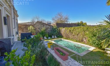 Una Joya de Época con Escalinata de Mármol y Fachada de Ensueño