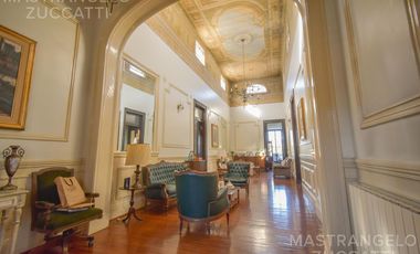 Una Joya de Época con Escalinata de Mármol y Fachada de Ensueño