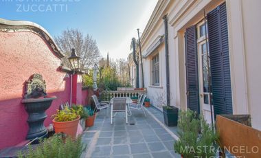 Una Joya de Época con Escalinata de Mármol y Fachada de Ensueño