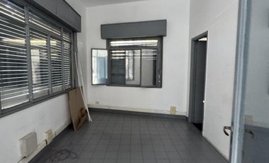 Único deposito de  3200M2 -  Avellaneda - oficinas - vestuarios - gran acceso