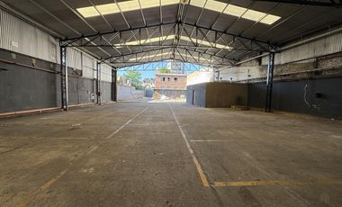 Único deposito de  3200M2 -  Avellaneda - oficinas - vestuarios - gran acceso