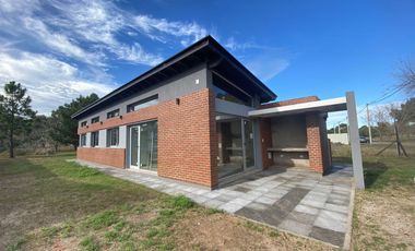 EXCELENTE CASA DE 3 AMB EN EL BARRIO SAN RAFAEL