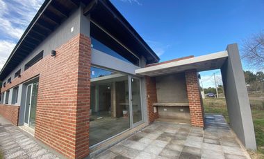 EXCELENTE CASA DE 3 AMB EN EL BARRIO SAN RAFAEL