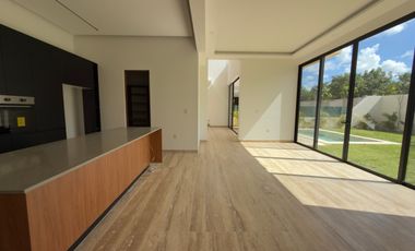 CASA EN VENTA MERIDA, YUCATAN COUNTRY CLUB, CUTZAM, ENTREGA INMEDIATA.