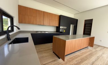 CASA EN VENTA MERIDA, YUCATAN COUNTRY CLUB, CUTZAM, ENTREGA INMEDIATA.