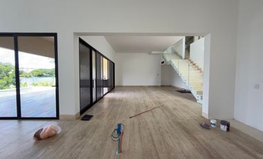 CASA EN VENTA MERIDA, YUCATAN COUNTRY CLUB, KANHA FRENTE AL LAGO, LISTA.