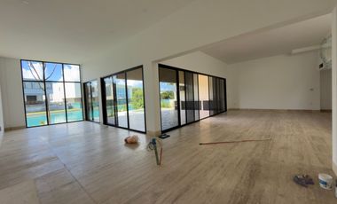 CASA EN VENTA MERIDA, YUCATAN COUNTRY CLUB, KANHA FRENTE AL LAGO, LISTA.