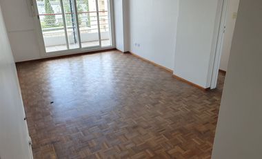 Vicente López s/Av del Libertador 800  vista al río - 3 amb  con balcón piso alto , Excelente