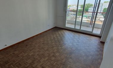 Vicente López s/Av del Libertador 800  vista al río - 3 amb  con balcón piso alto , Excelente