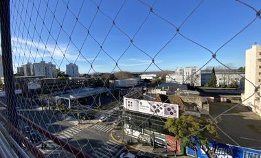 Vicente López s/Av del Libertador 800  vista al río - 3 amb  con balcón piso alto , Excelente