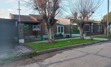 Casa en Venta - 2 Dormitorios 1 Baño Cochera - 300 mts2 - Almirante Brown,Buenos Aires
