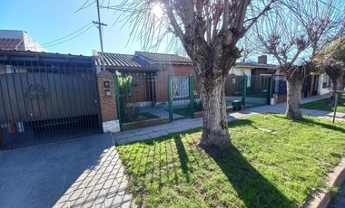 Casa en Venta - 2 Dormitorios 1 Baño Cochera - 300 mts2 - Almirante Brown,Buenos Aires