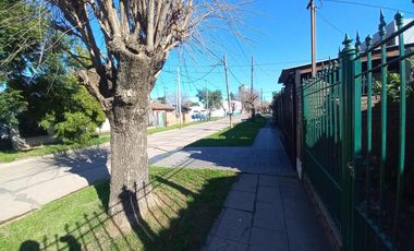 Casa en Venta - 2 Dormitorios 1 Baño Cochera - 300 mts2 - Almirante Brown,Buenos Aires