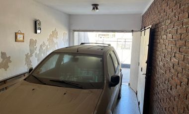 Excelente chalet de 3 dormitorios, fondo y cochera! APTA CREDITO