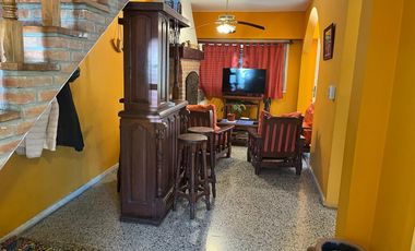 Excelente chalet de 3 dormitorios, fondo y cochera! APTA CREDITO