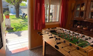 Excelente chalet de 3 dormitorios, fondo y cochera! APTA CREDITO
