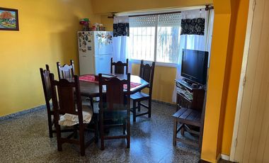 Excelente chalet de 3 dormitorios, fondo y cochera! APTA CREDITO