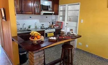 Excelente chalet de 3 dormitorios, fondo y cochera! APTA CREDITO