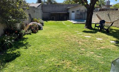 Excelente chalet de 3 dormitorios, fondo y cochera! APTA CREDITO