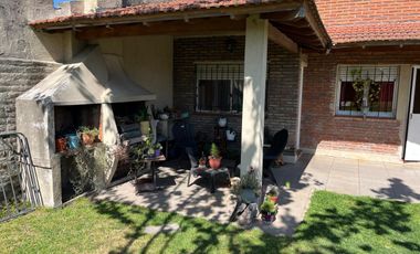 Excelente chalet de 3 dormitorios, fondo y cochera! APTA CREDITO