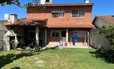 Excelente chalet de 3 dormitorios, fondo y cochera! APTA CREDITO
