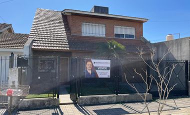 Excelente chalet de 3 dormitorios, fondo y cochera! APTA CREDITO