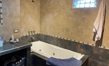 Excelente chalet de 3 dormitorios, fondo y cochera! APTA CREDITO