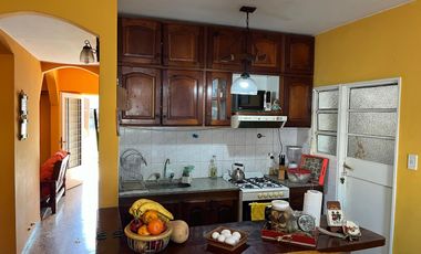 Excelente chalet de 3 dormitorios, fondo y cochera! APTA CREDITO